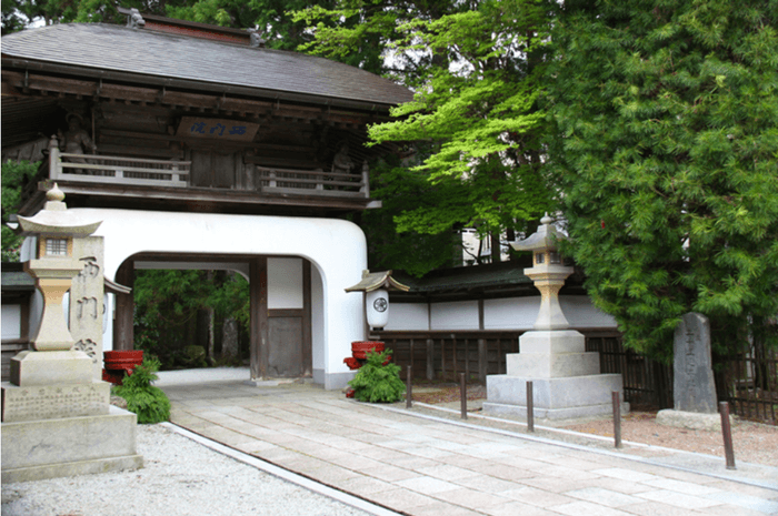 Saimon in Temple Pilgrim s Lodging Entrance
